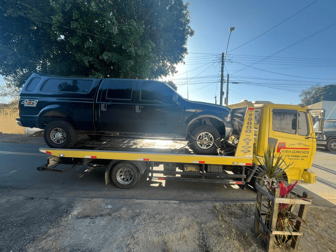 Faria Guinchos transportando veículo